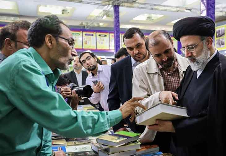 هدیه کتاب تاریخ ایران با مقدمه پروفسور سیدحسن امین در نمایشگاه کتاب ۱۴۰۱ به رئیس جمهور