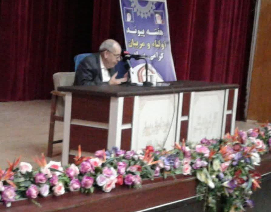 مدرسه باید کانون تربیت محله و خانواده باشد/ مدرسه کانون تربیت است تأثیرگذاری آن به محله نیز گسترش می‌یابد