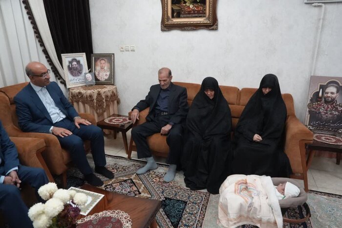 استاندار کرمانشاه به دیدار خانواده شهیدان والامقام ‘زینت‌شعار و امیریان’ رفتند.