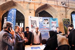 میز خدمت مخابرات کرمانشاه در مسجد جامع؛ ارتباط بی‌واسطه با مردم و استقبال پرشور نمازگزاران