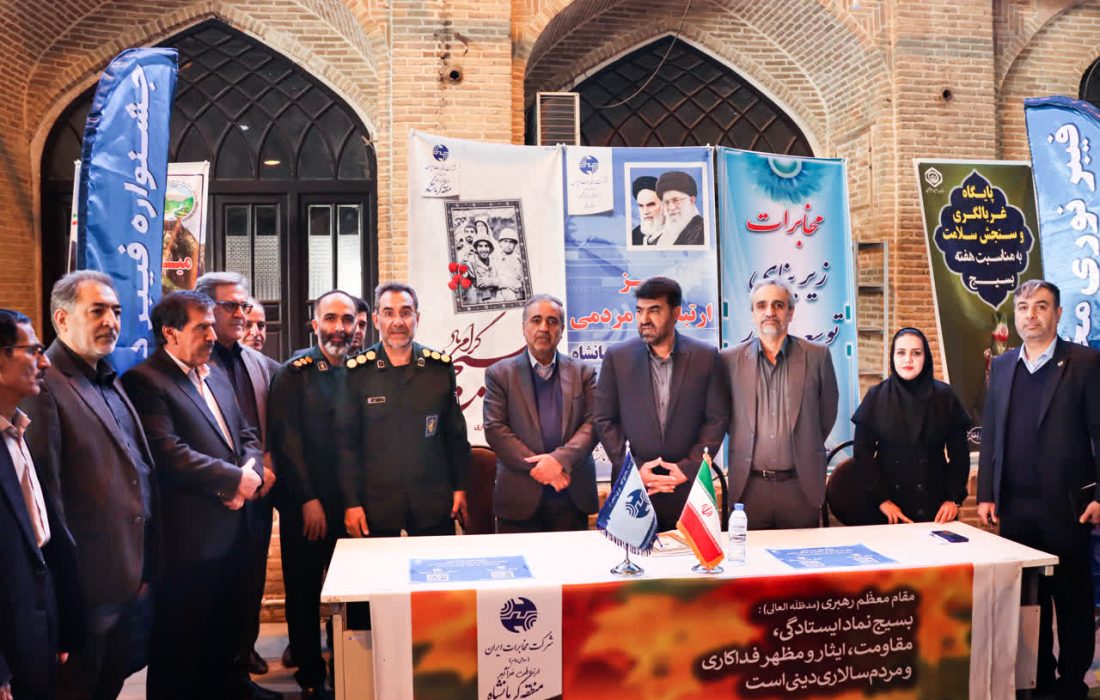 میز خدمت مخابرات کرمانشاه در مسجد جامع؛ ارتباط بی‌واسطه با مردم و استقبال پرشور نمازگزاران