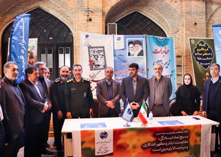 میز خدمت مخابرات کرمانشاه در مسجد جامع؛ ارتباط بی‌واسطه با مردم و استقبال پرشور نمازگزاران