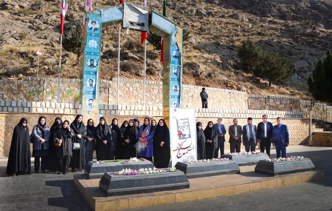 ادای احترام کارکنان بسیجی مخابرات کرمانشاه به شهدای گمنام در هفته بسیج