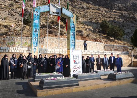 ادای احترام کارکنان بسیجی مخابرات کرمانشاه به شهدای گمنام در هفته بسیج