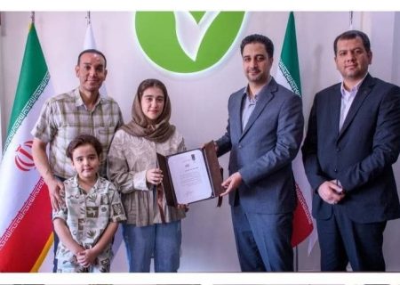 تجلیل مدیر بانک قرض‌الحسنه مهر ایران استان کرمانشاه از نابغه تنیس روی میز کشور و جهان